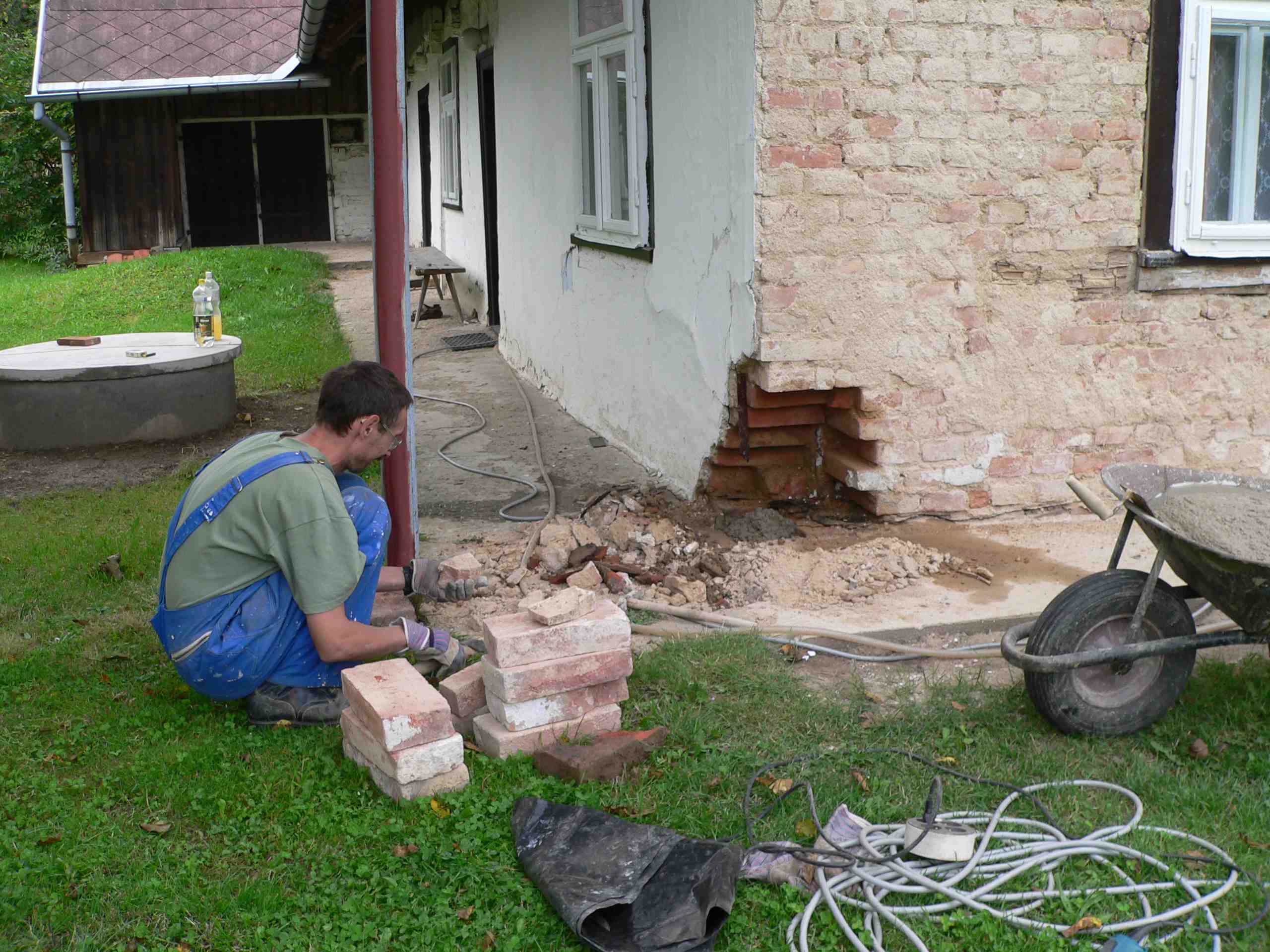 11_tonda ok7cm při rekonstrukci naší chaloupky.jpg