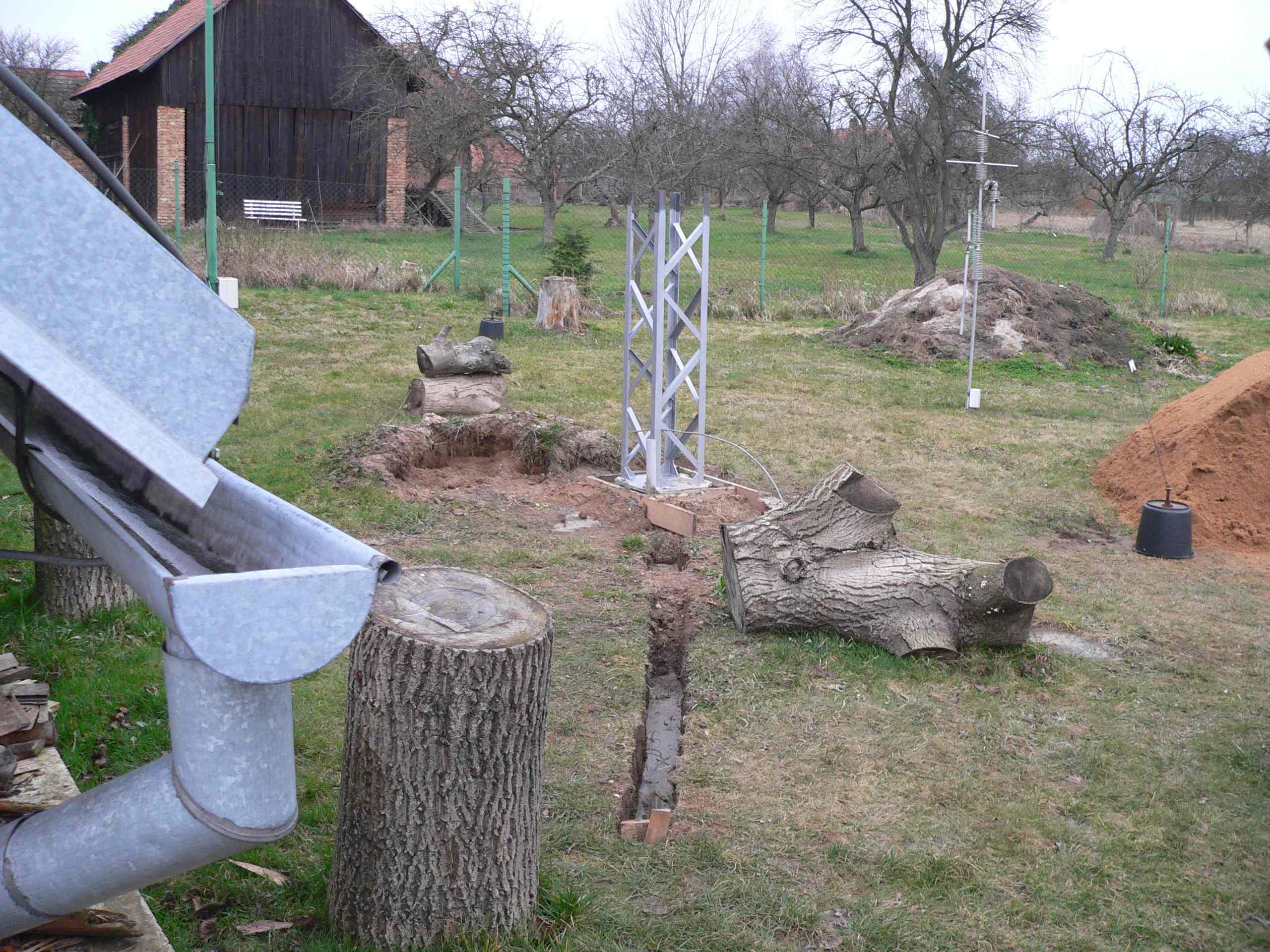 31_stavba satelitního stožáru.jpg